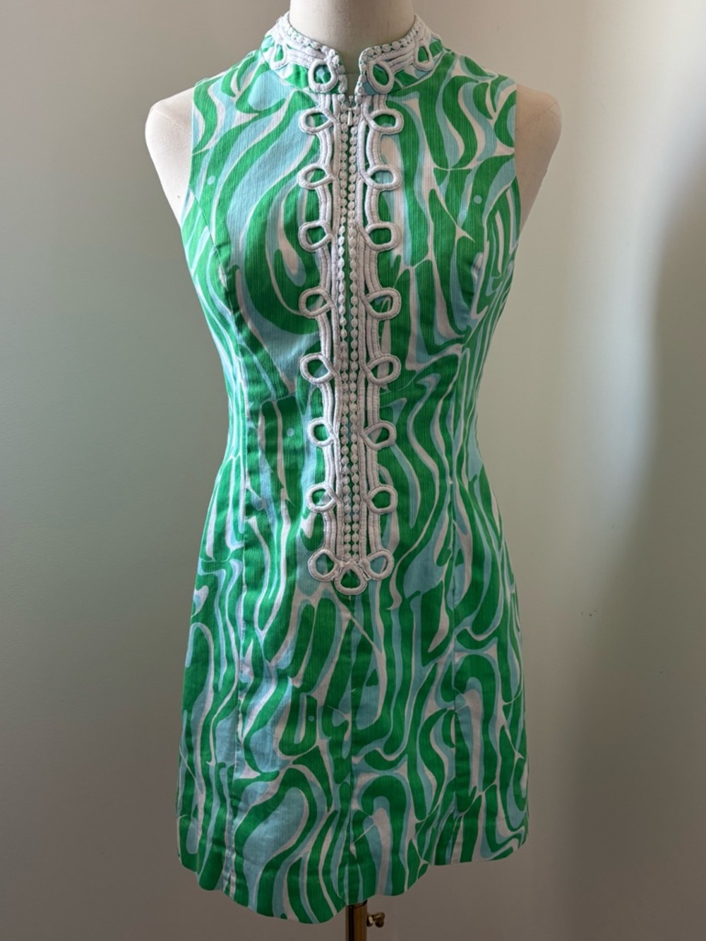 Sleeveless Green Wave-Print Shift Dress with Decorative Trim - Picture 1 of 14
